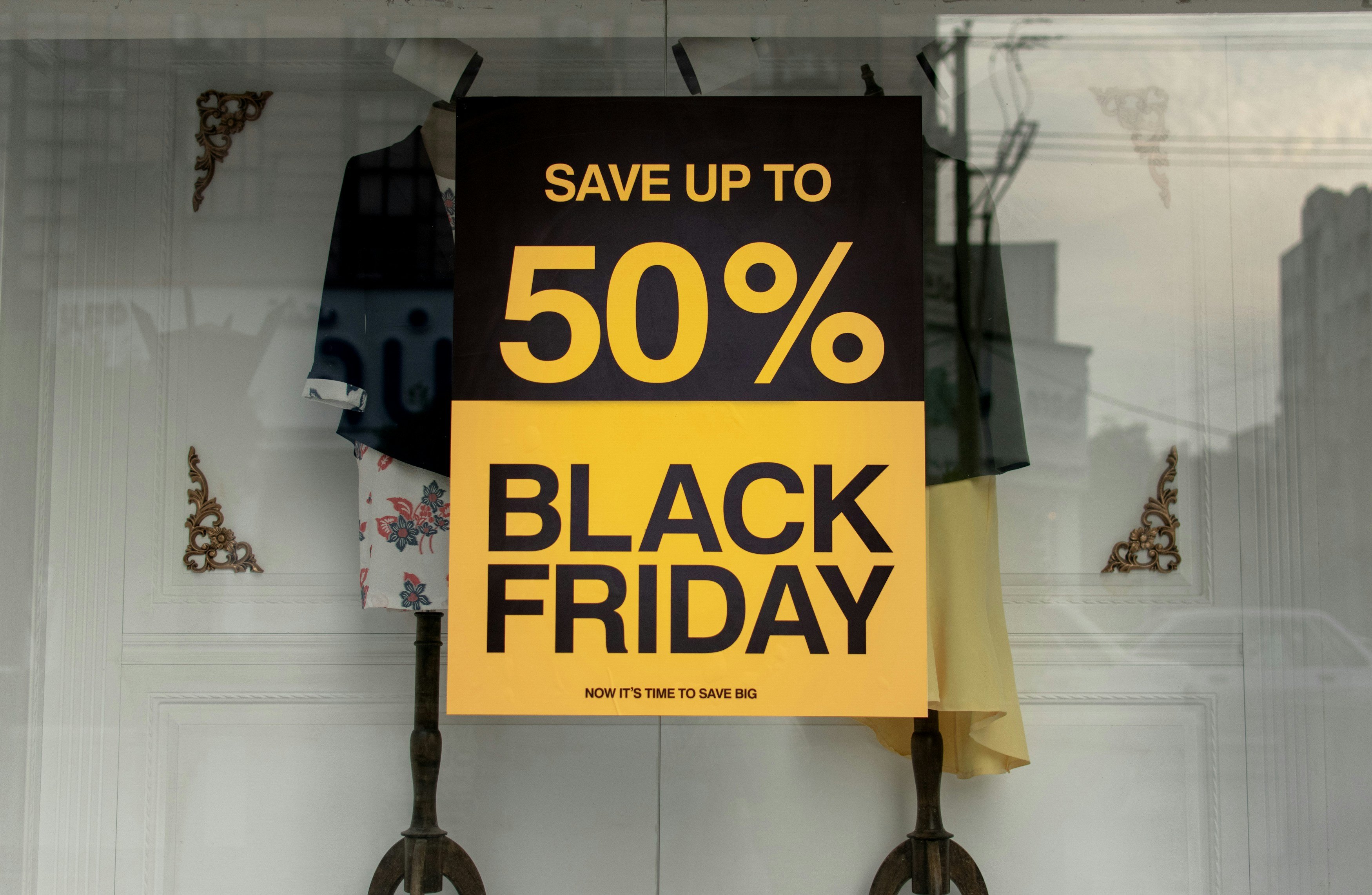 A Black Friday sign announcing the beginning of the discounts.